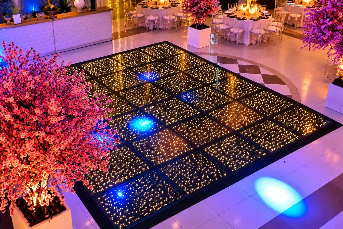 Salão preparado para uma celebração, com iluminação e decoração