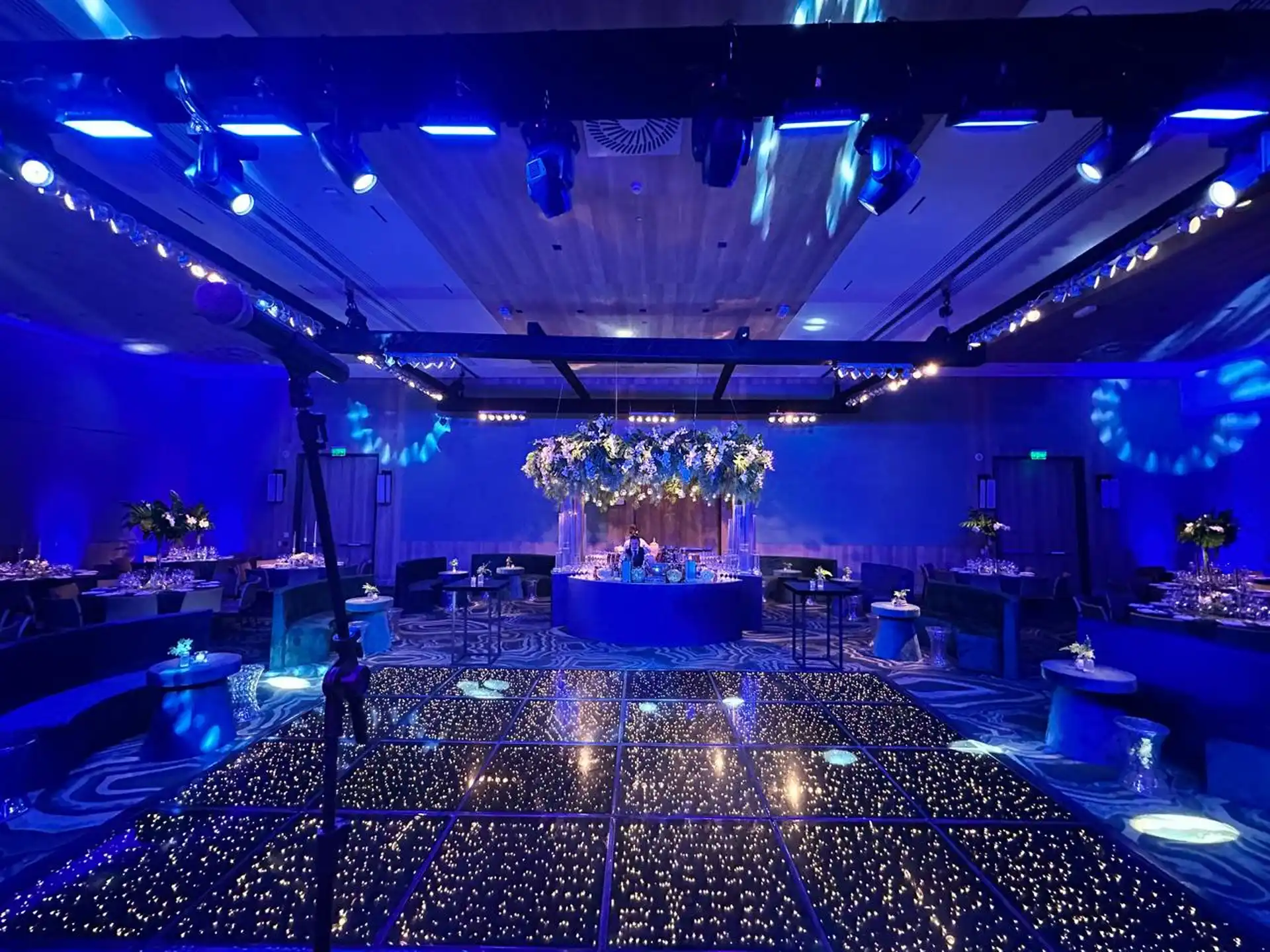 Pista de LED e iluminação azul em evento